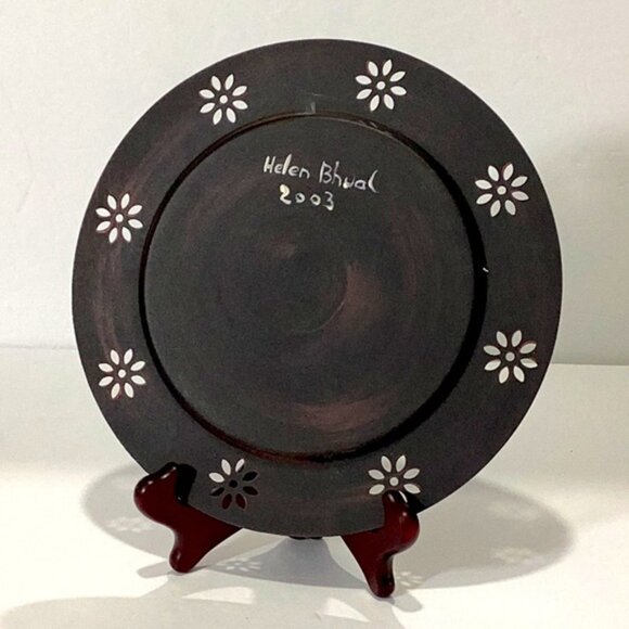 Vintage Metal Plate 8.5" Diameter Black w/ Blue Flowers signed Helen Bhual - Picture 2 of 4